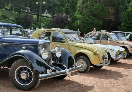 Rassemblement de voitures anciennes